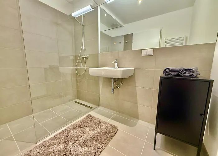 Modern Near Center With Free Parking *